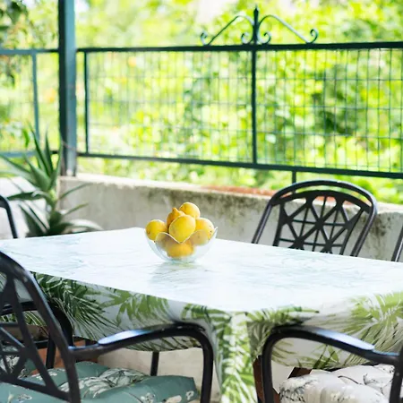 Holiday home Lemon Tree Family House